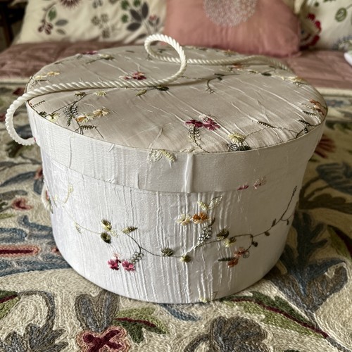 Vintage round silk - round,
